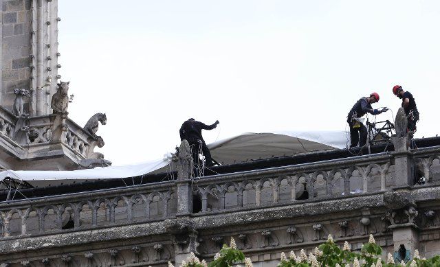 (190425) -- PARIS, April 25, 2019 (Xinhua) -- Workers install temporary tarpaulins to protect Notre-Dame Cathedral from rain damage in Paris, capital of France, April 24, 2019. (Xinhua\/Gao Jing
