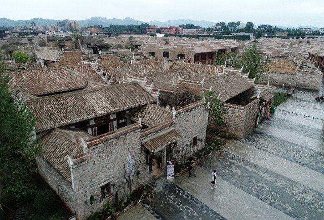 (190607) -- NANCHANG, June 7, 2019 (Xinhua) -- Aerial photo taken on June 6, 2019 shows homestays in Wanzai County of Yichun, east China\