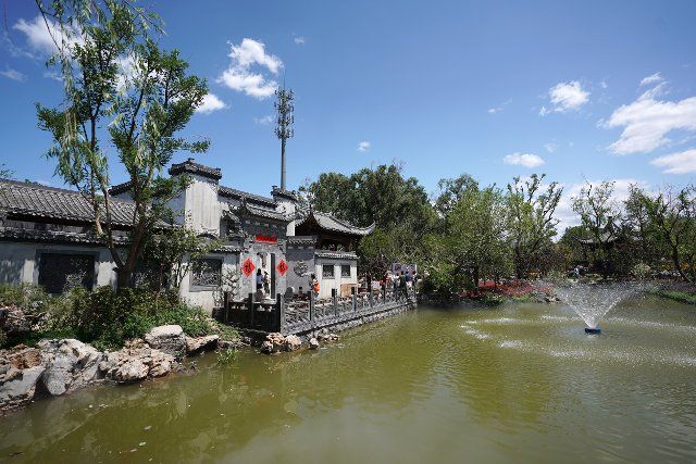 (190610) -- BEIJING, June 10, 2019 (Xinhua) -- Tourists visit the Anhui Garden during the Beijing International Horticultural Exhibition in Yanqing District, Beijing, capital of China, June 9, 2019. Anhui Province is located in east China with the Yangtze River, Huaihe River and Xin\