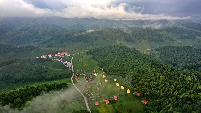 (190613) -- BAOJI, June 13, 2019 (Xinhua) -- Aerial photo taken on June 12, 2019 shows a RV camp hotel on Guanshan Grassland at Longxian County in Baoji, northwest China\