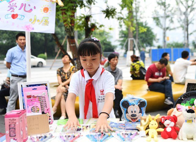 (190601) -- CHONGQING, June 1, 2019 (Xinhua) -- A child arranges her booth in a flea market organised to celebrate the International Children\