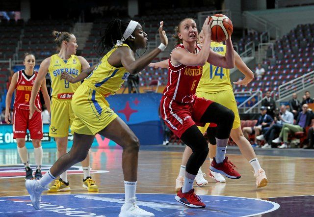 (190627) -- RIGA, June 27, 2019 (Xinhua) -- Jelena Vucetic (front R) of Montenegro goes for the basket during the group match between Sweden and Montenegro at the FIBA Women\