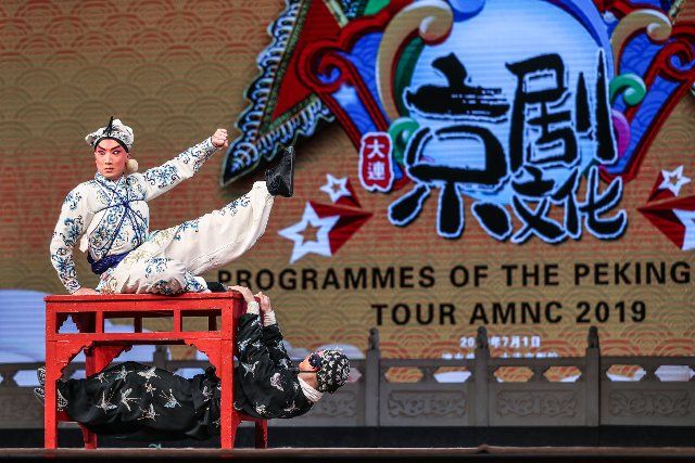 (190701) -- DALIAN, July 1, 2019 (Xinhua) -- Artists perform Peking Opera on the sidelines of the Annual Meeting of the New Champions 2019, also known as Summer Davos, in Dalian, northeast China\