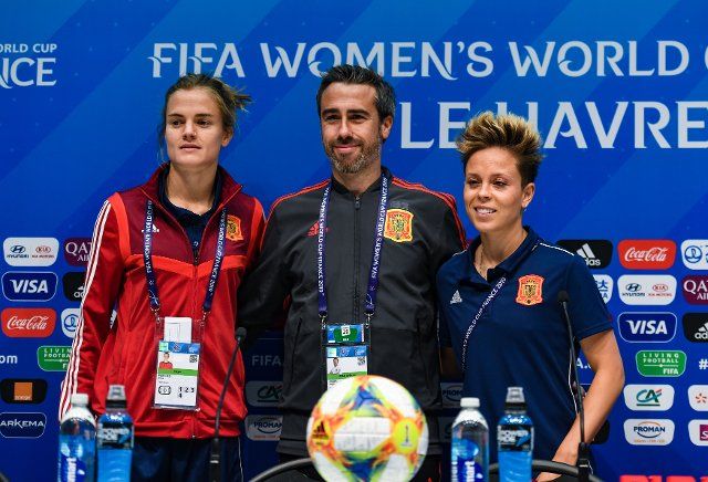 (190616) -- LE HAVRE, June 16, 2019 (Xinhua) -- Head Coach Jorge Vilda (C) of Spain, Irene Paredes (L) and Amanda Sampedro pose for photo before the official press conference ahead of the group B match between China and Spain at the 2019 FIFA Women\