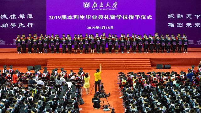(190619) -- NANJING, June 19, 2019 (Xinhua) -- Graduates receive diplomas at the 2019 commencement ceremony of Nanjing University in Nanjing, capital city of east China\