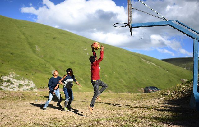 (190710) -- BEIJING, July 10, 2019 (Xinhua) -- Herdsmen play basketball on a pasture basketball court in Gahai Township, Luqu County of Gannan Tibetan Autonomous Prefecture, northwest China\