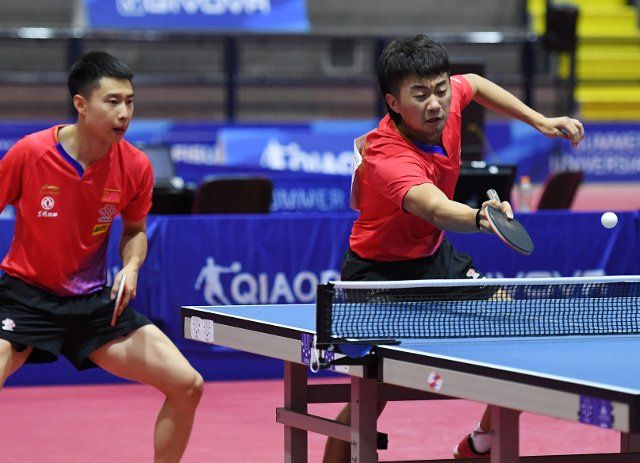 (190711) -- NAPLES, July 11, 2019 (Xinhua) -- Yu Ziyang (L) and Zhao Zihao of China compete during the men\