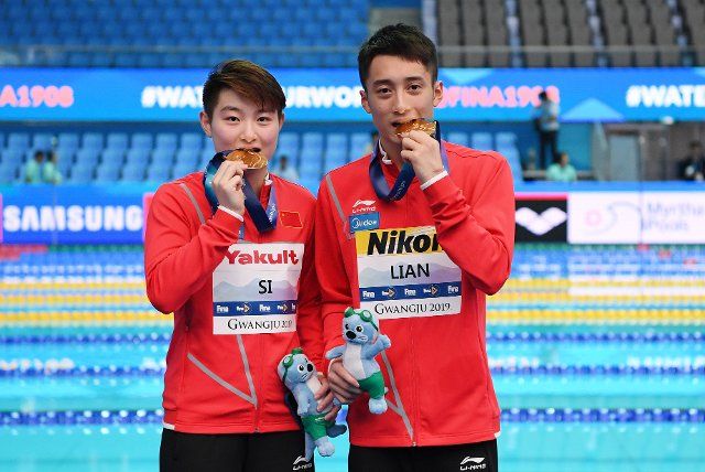 (190713) --GWANGJU, July 13, 2019 (Xinhua) -- Gold medalists Lian Junjie (R) \/ Si Yajie of China pose with their gold medals after the mixed 10m synchronised final of diving event at the Gwangju 2019 FINA World Championships in Gwangju, South Korea, July 13, 2019. (Xinhua\/Tao Xiyi