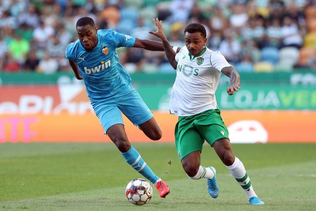 (190729) -- LISBON, July 29, 2019 (Xinhua) -- Wendel (R) of Sporting CP vies with Geoffrey Kondogbia of Valencia during their Five Violins Trophy 2019 final football match at Alvalade stadium in Lisbon, Portugal on July 28, 2019. Valencia won 2-1. (Xinhua\/Pedro Fiuza)