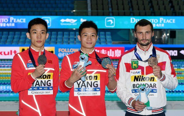 (190720) -- GWANGJU, July 20, 2019 (Xinhua) -- Gold medalist Yang Jian (C) of China, silver medalist Yang Hao (L) of China and bronze medalist Aleksandr Bondar pose after the medal ceremony of the men\