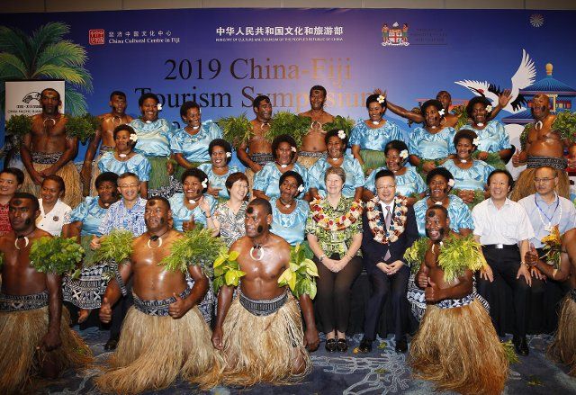 (190824) -- NADI, Aug. 24, 2019 (Xinhua) -- Performers and guests attending the China-Fiji tourism symposium pose for a group photo in Nadi, Fiji, Aug. 23, 2019. The two-day China-Fiji tourism symposium kicked off here on Friday, with the participation of government officials and representatives of the tourism industry from the two countries. (Xinhua\/Zhang Yongxing
