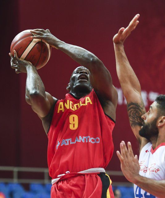 (190811) -- KUNSHAN, Aug. 11, 2019 (Xinhua) -- Leonel Paulo (L) of Angola goes for a basket during a match against Puerto Rico at the 2019 International Men\