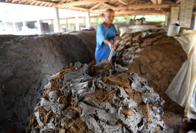 (190816) -- JINGXIAN, Aug. 16, 2019 (Xinhua) -- A worker mixes up two different mud for making brick at a brick making factory in Maolin town of Jingxian county, east China\