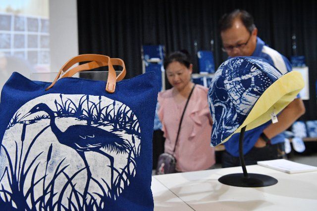 (190906) -- TAIBEI, Sept. 6, 2019 (Xinhua) -- Visitors view textile exhibits during a printing and dyeing art exhibition at a culture and creative park of Yilan County, southeast China\