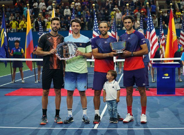 (190907) -- NEW YORK, Sept. 7, 2019 (Xinhua) -- Juan Sebastian Cabal (3rd R)\/Robert Farah (1st R) of Colombia and Marcel Granollers (1st L) of Spain\/Horacio Zeballos (2nd L) of Argentina pose with Cabal\