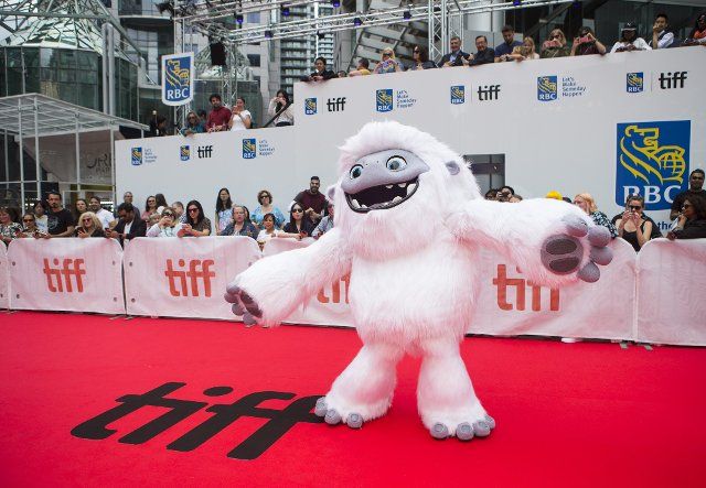(190907) -- TORONTO, Sept. 7, 2019 (Xinhua) -- Costumed Yeti poses for photos before the world premiere of the film "Abominable" during the 2019 Toronto International Film Festival (TIFF) in Toronto, Canada, on Sept. 7, 2019. (Photo by Zou Zheng\/Xinhua)