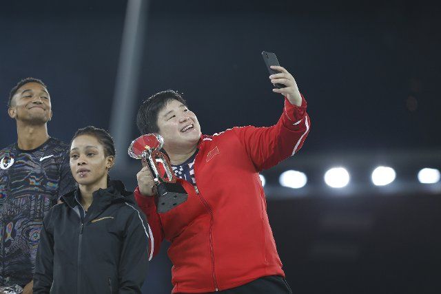 (190830) -- ZURICH, Aug. 30, 2019 (Xinhua) -- Gong Lijiao (R) of China takes selfies after winning the women\