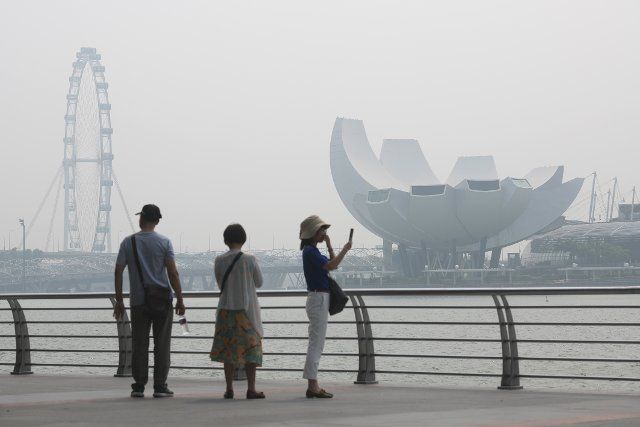 (190918) -- SINGAPORE, Sept. 18, 2019 (Xinhua) -- Photo taken on Sept.18, 2019 shows a city view of haze shrouded Singapore. Singapore, Indonesia and Malaysia were shrouded in haze recently due to forest fires. (Xinhua\/Then Chih Wey)