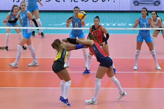 (190927) -- OSAKA, Sept. 27, 2019 (Xinhua) -- Larysmer Martinez Caro (L, front) and Lisvel Elisa Eve Mejia (R, front) of the Dominican Republic pass the ball during the Round Robin match between the Dominican Republic and Argentina at the 2019 FIVB Women\
