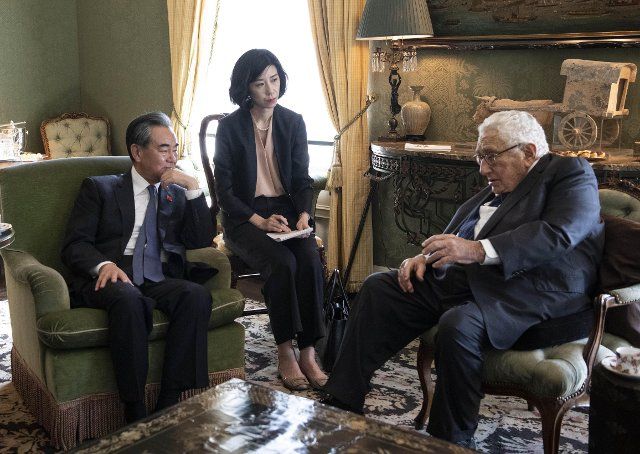 (190927) -- NEW YORK, Sept. 27, 2019 (Xinhua) -- Chinese State Councilor and Foreign Minister Wang Yi (L) meets with former U.S. Secretary of State Henry Kissinger (R) in New York, the United States, on Sept. 27, 2019. (Xinhua\/Liu Jie