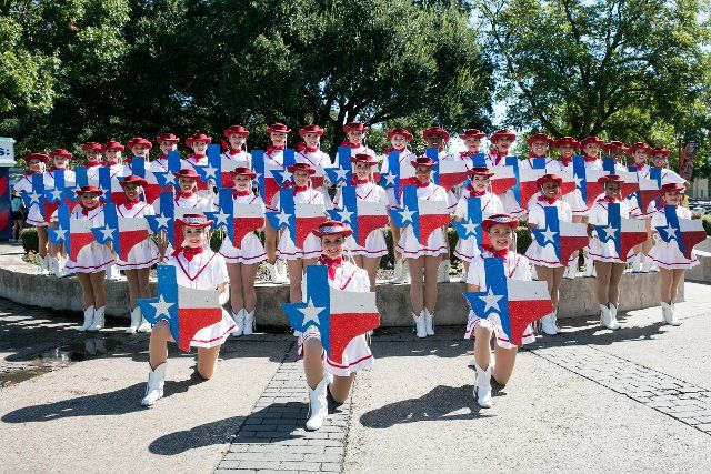 (190928) -- DALLAS, Sept. 28, 2019 (Xinhua) -- Students pose for a photo before marching in the parade of State Fair of Texas in Dallas, the United States, Sept. 27, 2019. The State Fair of Texas is an annual state fair lasting more than three weeks. (Photo by Tian Dan\/Xinhua