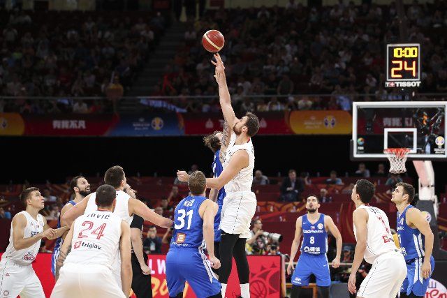 (190914) -- BEIJING, Sept. 14, 2019 (Xinhua) -- Nikola Milutinov (top R) of Serbia jumps for the ball during the Classification Games 5-6 between the Czech Republic and Serbia at the 2019 FIBA World Cup in Beijing, capital of China, Sept. 14, 2019. (Xinhua\/Meng Yongmin)
