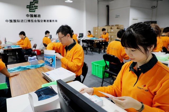 (191004) -- SHANGHAI, Oct. 4, 2019 (Xinhua) -- Staff members of EMS check and package the registration cards of the second China International Import Expo (CIIE) before sending, in Shanghai, east China, Sept. 27, 2019. (Xinhua\/Fang Zhe