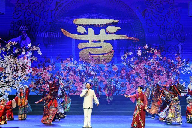 (191009) -- TAIYUAN, Oct. 9, 2019 (Xinhua) -- Artists perform at the closing ceremony of the 2nd Art Festival of Shanxi in Taiyuan, capital city of north China\