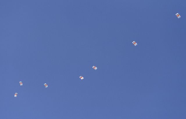 (191017) -- CHANGCHUN, Oct. 17, 2019 (Xinhua) -- The Blue Eagle Parachute Team performs during an activity celebrating the 70th founding anniversary of the Chinese People\