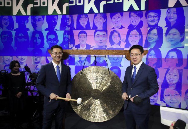 (191108) -- NEW YORK, Nov. 8, 2019 (Xinhua) -- Feng Dagang (R), CEO and co-chairman of 36Kr Holdings Inc., and Liu Chengcheng, founder and co-chairman of 36Kr Holdings Inc., celebrate the first trade of the company\