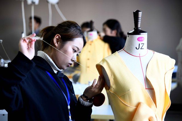 (191111) -- WEIHAI, Nov. 11, 2019 (Xinhua) -- Participants compete in the fashion technology contest at Weihai Vocational College in Weihai City, east China\