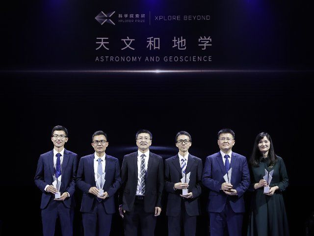 (191102) -- BEIJING, Nov. 2, 2019 (Xinhua) -- Awardees of Xplorer Prize in astronomy and geoscience field pose for a group photo with the presenter during the 2019 Xplorer Prize award ceremony in Beijing, capital of China, Nov. 2, 2019. The 2019 Xplorer Prizeawards ceremony kicked off here on Saturday. The Xplorer Prize was jointly initiated by Tencent Chairman and CEO Pony Ma and 14 scientists in 2018 to support full-time Chinese mainland-based scientists under age of 45 in areas of fundamental science and cutting-edge technologies. The 50 winners were from 26 organizations across China, including research institutions, universities and an enterprise. Nine of them were under the age of 35. (Xinhua\/Shen Bohan)