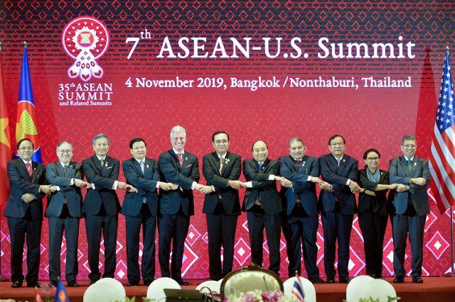 (191104) -- BANGKOK, Nov. 4, 2019 (Xinhua) -- Guests attending the 7th ASEAN-U.S. Summit pose for a group photo during the summit in Bangkok, Thailand, Nov. 4, 2019. (Xinhua\/Rachen Sageamsak)