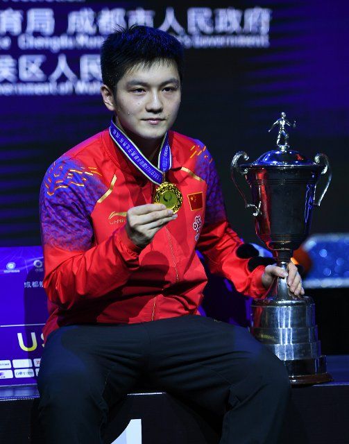 (191201) -- CHENGDU, Dec. 1, 2019 (Xinhua) -- Fan Zhendong of China poses for photos with his trophy during the awarding ceremony after winning the men\