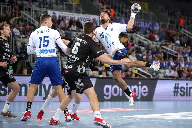 (191125) -- ZAGREB, Nov. 25, 2019 (Xinhua) -- Horvat Zlatko (R) of PPD Zagreb shoots during the VELUX EHF Champions League handball match against Elverum in Zagreb, Croatia, Nov. 24, 2019. PPD Zagreb won 30-27. (Goran Stanzl\/Pixsell via Xinhua)