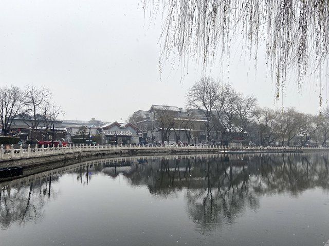 (200101) -- BEIJING, Jan. 1, 2020 (Xinhua) -- Mobile photo shows a scene of Shichahai scenic area after snow in Beijing, capital of China, Dec.16, 2019. (Xinhua\/Zhou Jiayi