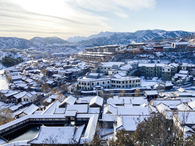 (200101) -- BEIJING, Jan. 1, 2020 (Xinhua) -- Mobile photo shows a scene of the Gubei Water Town after snow in Beijing, capital of China, Dec.17, 2019. (Xinhua\/Zhou Jiayi