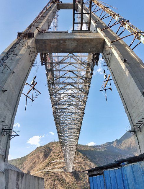 (200120) -- KUNMING, Jan. 20, 2020 (Xinhua) -- Photo taken on Jan. 19, 2020 shows the construction site of the Tiger Leaping Gorge Jinsha River Bridge in southwest China\