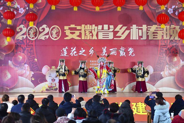 (200109) -- BOZHOU, Jan. 9, 2020 (Xinhua) -- Artists perform during a gala celebrating the upcoming Chinese Lunar New Year at Daiyao Village in Mengcheng County of Bozhou City, east China\