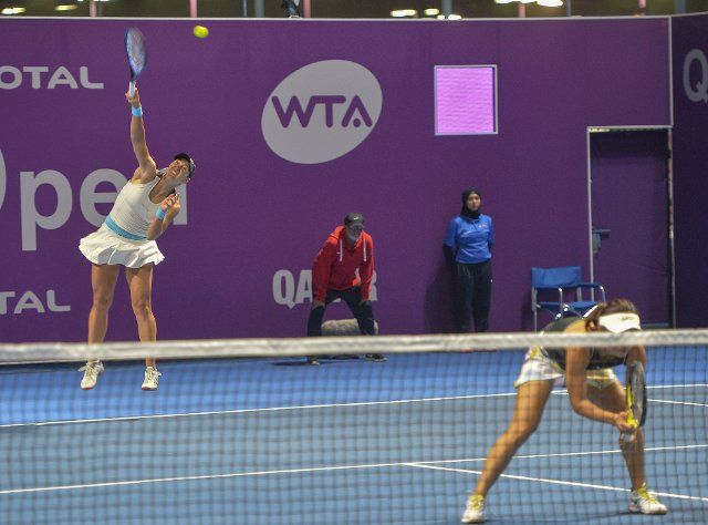 (200224) -- DOHA, Feb. 24, 2020 (Xinhua) -- Xu Yifan of China and her partner Nicole Melichar (L) of the United States compete during the women\