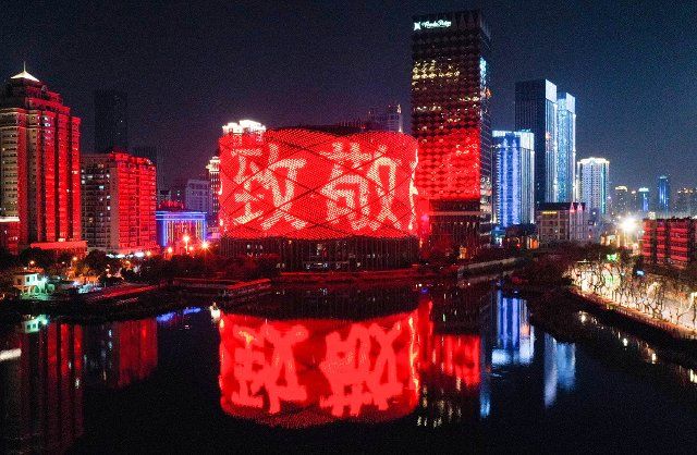 (200319) -- WUHAN, March 19, 2020 (Xinhua) -- Aerial photo taken on March 18, 2020 shows a theater illuminated with a slogan cheering for medical workers in Wuhan, central China\