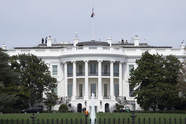 (200327) -- WASHINGTON, March 27, 2020 (Xinhua) -- Photo taken on March 27, 2020 shows the White House in Washington D.C., the United States. U.S. President Donald Trump said Friday he ordered General Motors (GM) to produce ventilators under the Defense Production Act, a wartime law he recently invoked to cope with the COVID-19 pandemic. (Xinhua\/Liu Jie)