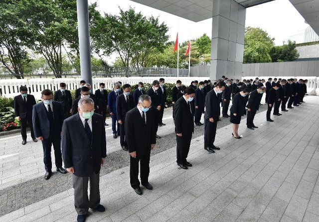 (200404) -- HONG KONG, April 4, 2020 (Xinhua) -- Chief Executive of the Hong Kong Special Administrative Region (HKSAR) Carrie Lam, together with the president of the Legislative Council, Executive Council members and principal officials of the HKSAR government, observe three minutes of silence at the Chief Executive\