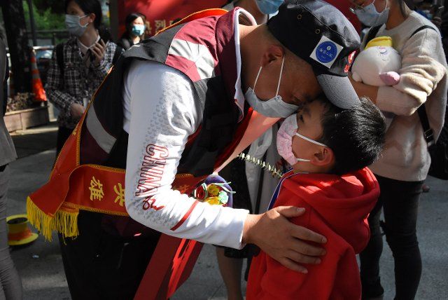 (200415) -- HANGZHOU, April 15, 2020 (Xinhua) -- A member of the medical assistance team supporting the virus-hit Hubei Province hugs a boy at the Jiefang Road area of the Second Affiliated Hospital of School of Medicine of Zhejiang University in Hangzhou, east China\