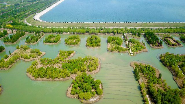 (200418) -- JINAN, April 18, 2020 (Xinhua) -- Aerial photo taken on April 17, 2020 shows a view of Jixi national wetland park in the west of Jinan, capital of east China\