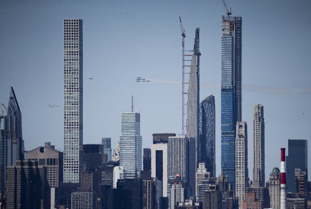 (200429) -- BEIJING, April 29, 2020 (Xinhua) -- A formation of the Thunderbirds and Blue Angels fly over New York City, the United States, on April 28, 2020. The U.S. Air Force Thunderbirds and the U.S. Navy Blue Angels honored frontline COVID-19 responders and essential workers with formation flights over New York City, Newark, Trenton and Philadelphia on Tuesday. (Xinhua\/Wang Ying