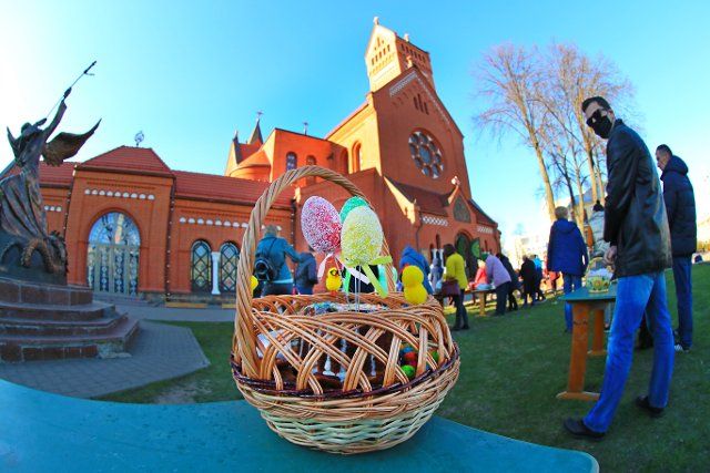 (200412) -- MINSK, April 12, 2020 (Xinhua) -- People wearing masks attend an event celebrating Easter in Minsk, capital of Belarus, April 11, 2020. (Photo by Henadz Zhinkov\/Xinhua