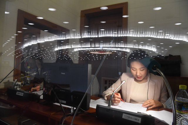 (200525) -- BEIJING, May 25, 2020 (Xinhua) -- An interpreter works during the second plenary meeting of the third session of the 13th National People\