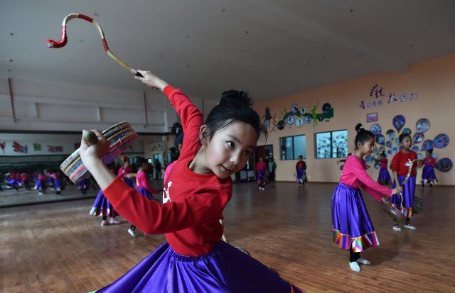 (200504) -- LHASA, May 4, 2020 (Xinhua) -- Children practice traditional Tibetan dance at the Youth Palace of Tibet Autonomous Region in Lhasa, southwest China\