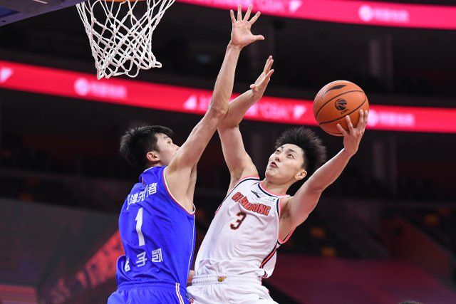 (200626) -- DONGGUAN, June 26, 2020 (Xinhua) -- Hu Mingxuan (R) of Guangdong Southern Tigers goes for a basket during a match between Guangdong Southern Tigers and Tianjin Pioneers at the newly resumed 2019-2020 Chinese Basketball Association (CBA) league in Dongguan, south China\